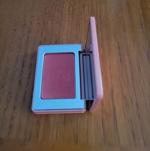 Natasha Denona Bloom highlighting blush